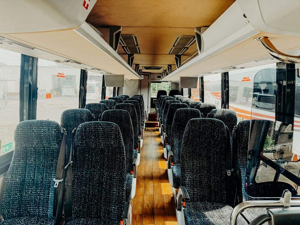 Interior de un autobús con asientos de pasajeros (imagen ilustrativa)